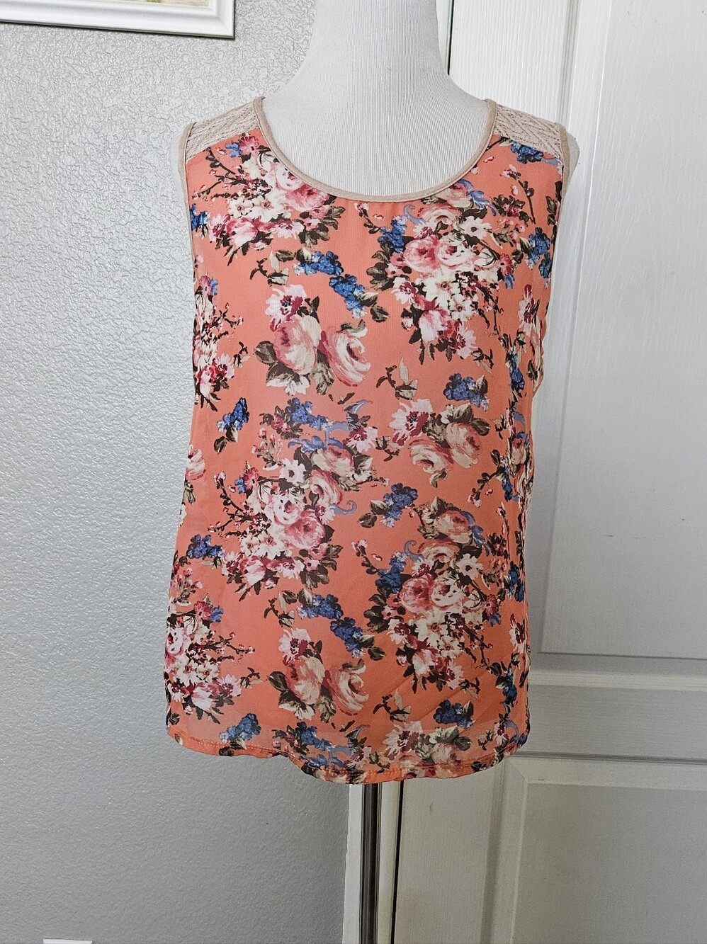Claudia Richard Coral Floral Lace-Shoulder Sleeveless Top
